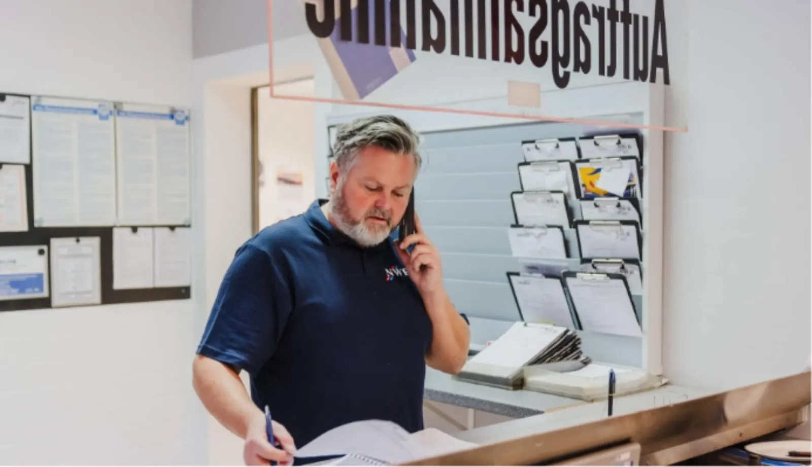 Mitarbeiter der NWR GmbH nimmt in der Auftragsannahme einen Anruf entgegen