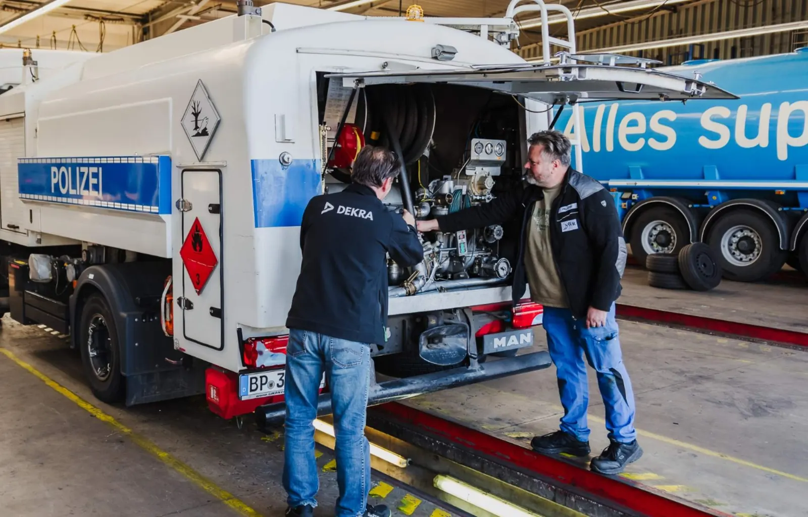 DEKRA-Prüfer und Techniker der NWR GmbH bei der Abnahme eines Tankfahrzeugs