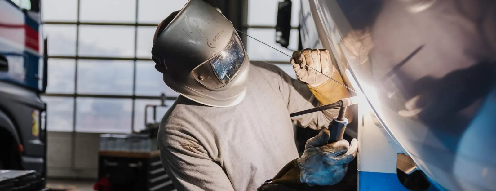 Mitarbeiter der NWR GmbH schweißt mit Schutzhelm an einem Tankaufbau