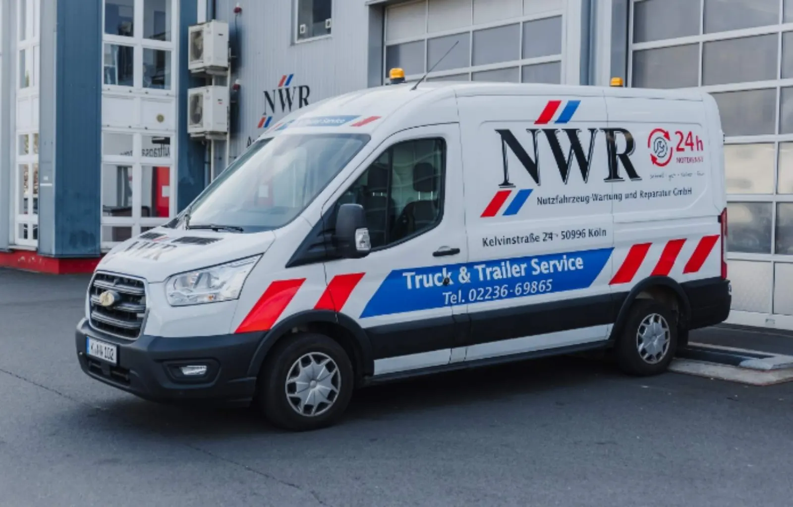 Servicefahrzeug der NWR GmbH mit Aufschrift Truck & Trailer Service vor der Werkstatt