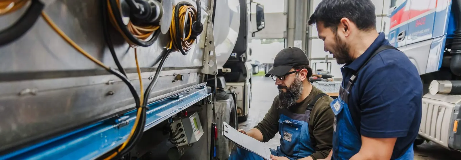 Techniker der NWR GmbH arbeitet an den Armaturen eines Tankfahrzeugs