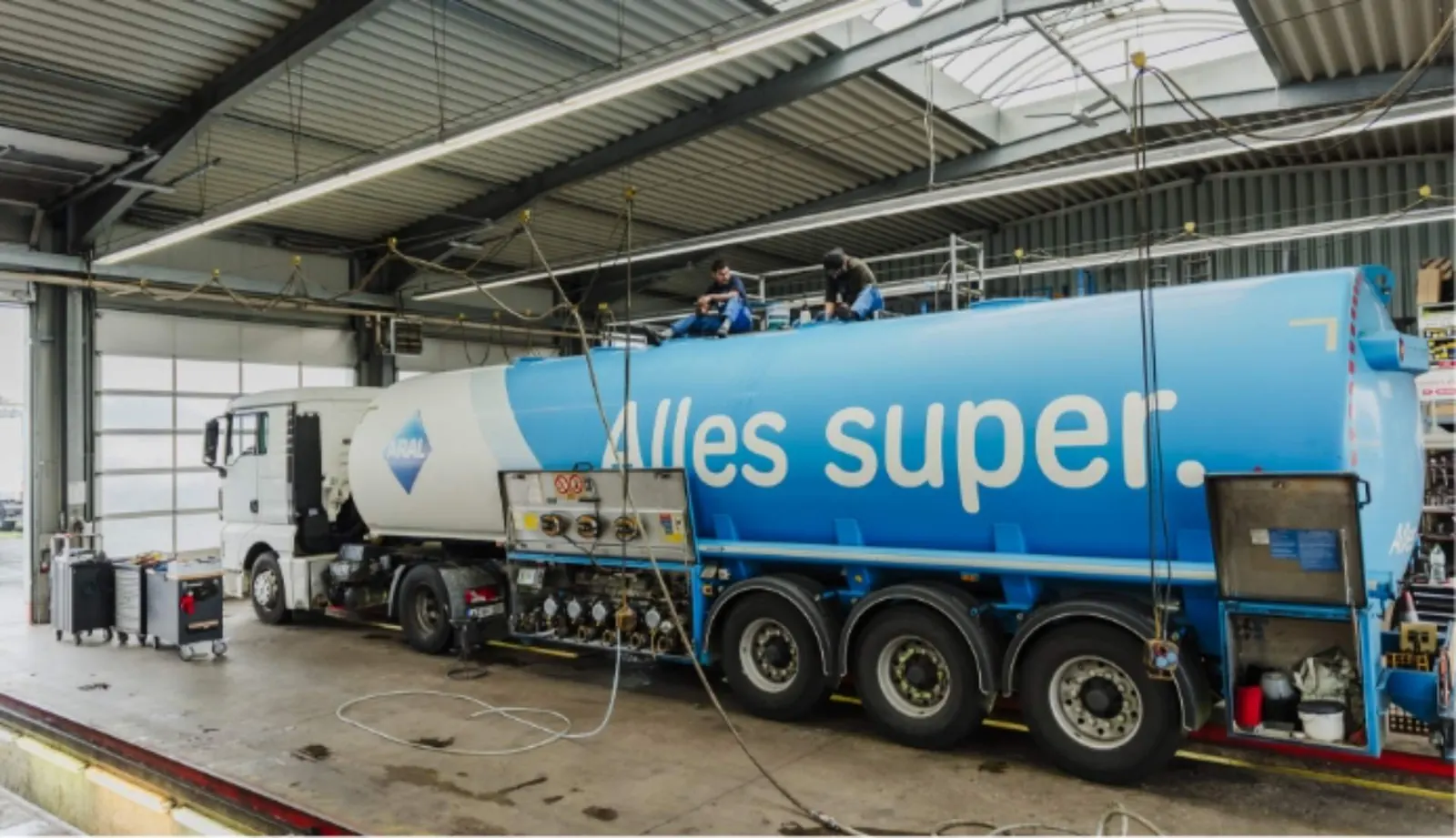 Tankwagen steht zur Wartung in der Werkstatthalle der NWR GmbH
